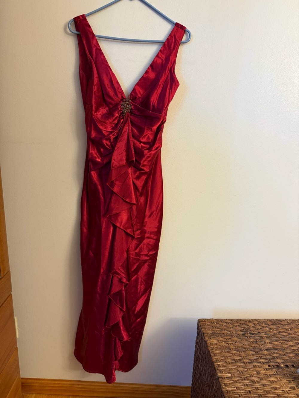 Elegant Red V-Neck Evening Dress with Ruffle Front